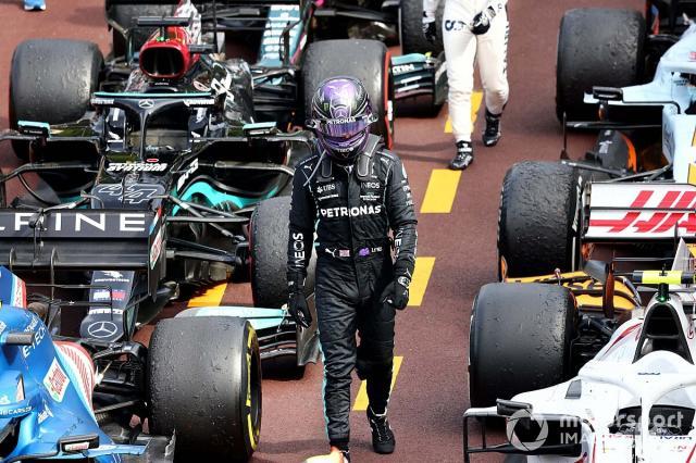 1622623054936036675.jpg lewis-hamilton-mercedes-arrive.jpg